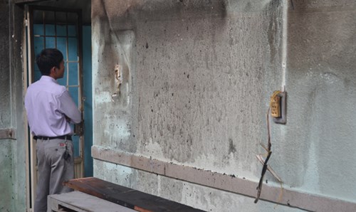 Hai cháu bé kêu khóc trong căn nhà bốc cháy khóa trái cửa - Ảnh 2.