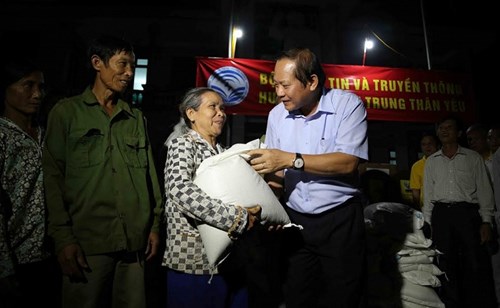 Bộ trưởng Trương Minh Tuấn trao 100 tấn gạo, hơn 1 tỷ đồng cho người dân vùng lũ - Ảnh 3.