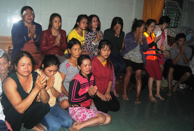 Học sinh thả b&aacute;nh sinh nhật xuống d&ograve;ng nước lũ để t&igrave;m bạn mất t&iacute;ch - Ảnh 3.