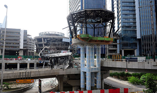 Sập cầu bộ h&agrave;nh, c&ocirc;ng nh&acirc;n người Việt tử nạn ở Malaysia - Ảnh 3.