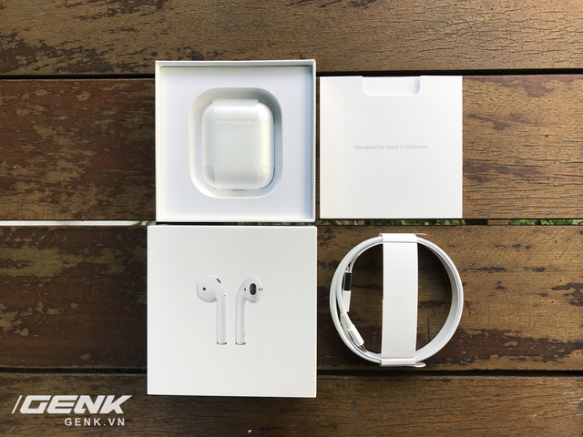 Trên tay AirPods, tai nghe không dây nhiều tai tiếng của Apple vừa xuất hiện tại Việt Nam - Ảnh 3.