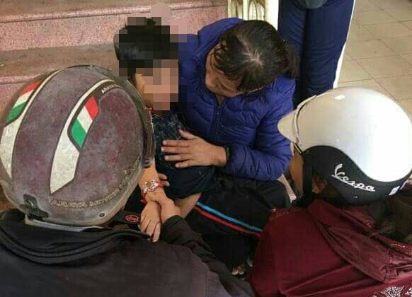 Mẹ ngủ dậy thấy cửa nh&agrave; mở, con trai mất t&iacute;ch - Ảnh 2.