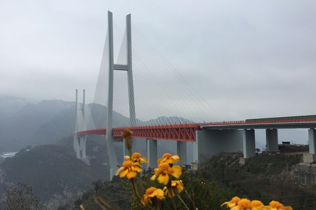 Nếu sợ độ cao, tốt nhất bạn đừng nên thử đi qua cây cầu cao nhất thế giới ở Trung Quốc này! - Ảnh 5.