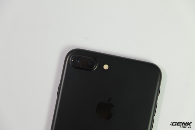 Mở hộp iPhone 7 và 7 Plus chính hãng FPT đầu tiên tại Việt Nam: Có màu Jet Black, giá từ 18,2 triệu đồng - Ảnh 21.