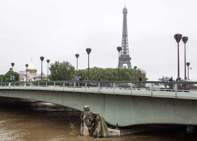 Paris chìm trong trận lụt lớn nhất 100 năm qua - Ảnh 23.