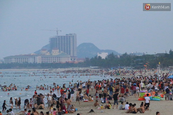 Chùm ảnh: Những bãi biển ngột ngạt và đông như nêm trong kì nghỉ lễ - Ảnh 21.