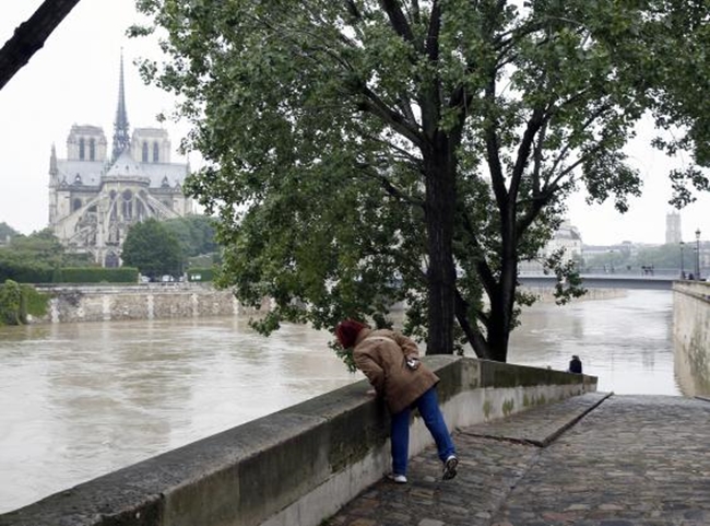 Paris chìm trong trận lụt lớn nhất 100 năm qua - Ảnh 21.