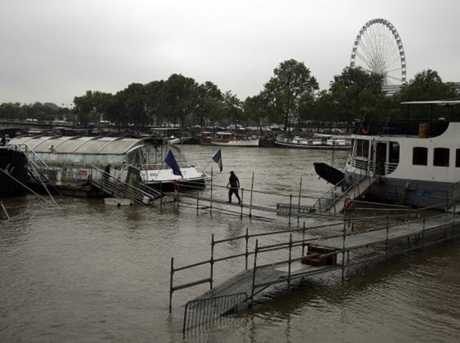 Paris chìm trong trận lụt lớn nhất 100 năm qua - Ảnh 24.
