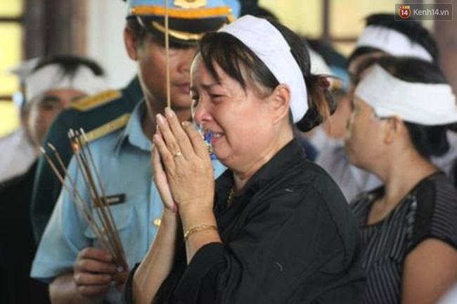 Vợ con thẫn thờ trước di ảnh của phi công Trần Quang Khải - Ảnh 25.