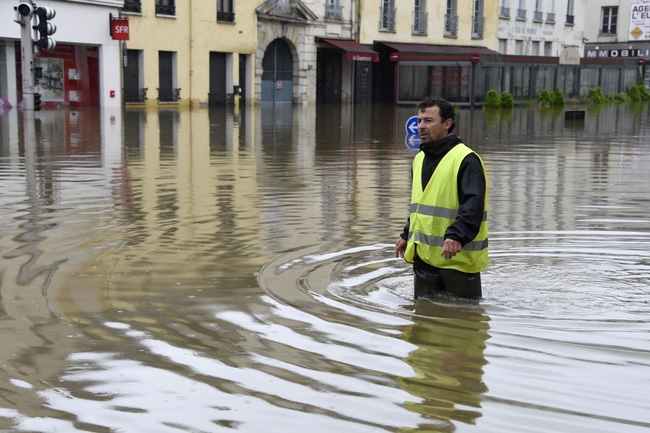 Paris chìm trong trận lụt lớn nhất 100 năm qua - Ảnh 17.