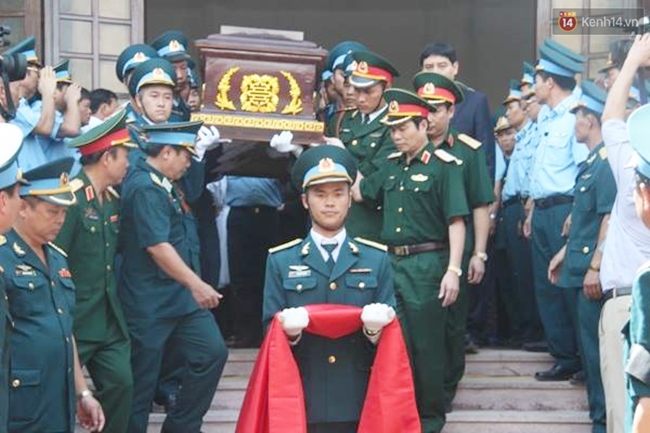 Vợ con thẫn thờ trước di ảnh của phi công Trần Quang Khải - Ảnh 31.