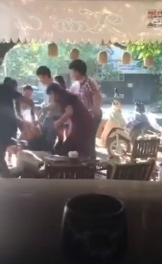 Đi chơi với người y&ecirc;u mới, bị mẹ người y&ecirc;u cũ t&igrave;m đ&aacute;nh - Ảnh 3.