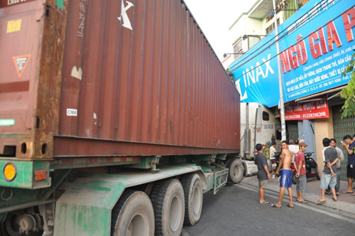 Xe container lao vào nhà dân ở Sài Gòn, nhiều người thoát chết - Ảnh 2.