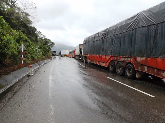 Xe tải lật giữa đường, đèo Cả tê liệt gần 5 giờ - Ảnh 3.