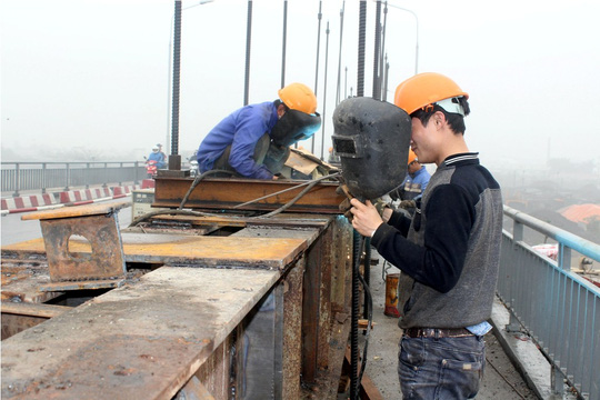 Giải phóng tàu hơn 3.000 tấn bị mắc kẹt tại cầu An Thái - Ảnh 3.