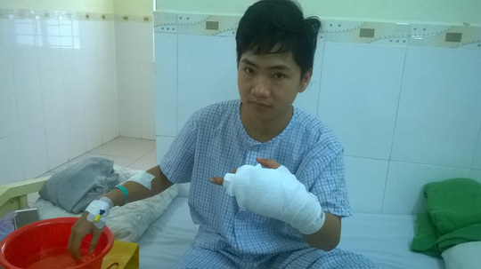 Côn đồ truy sát cả gia đình, chém cả bé gái 3 tuổi - Ảnh 3.