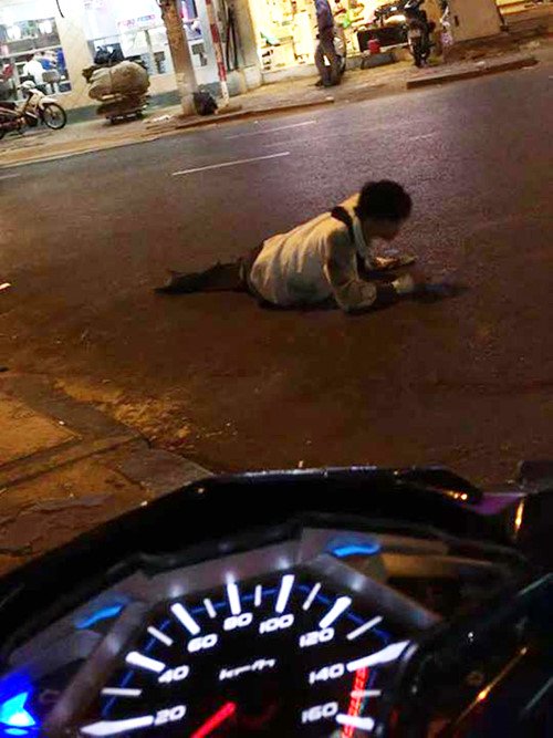 Lật tẩy m&agrave;n giả cụt ch&acirc;n b&aacute;n v&eacute; số, xin tiền ở chợ Bến Th&agrave;nh - Ảnh 4.