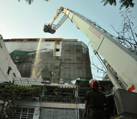 TP HCM: C&ocirc;ng tr&igrave;nh nh&agrave; h&agrave;ng tiệc cưới bất ngờ ph&aacute;t hỏa - Ảnh 3.