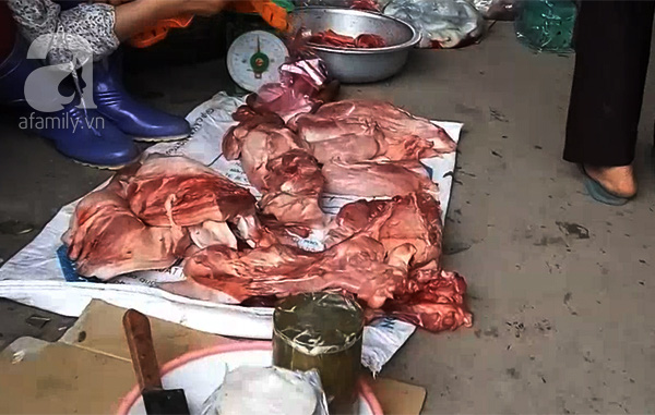 Ai mua thịt lợn ôi thiu giá 30 ngàn/kg ở chợ thịt ôi, thịt ế ngay giữa Hà Nội? - Ảnh 4.
