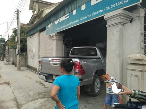Hai bà cháu may mắn thoát nạn khi xe bán tải lao vào nhà - Ảnh 3.