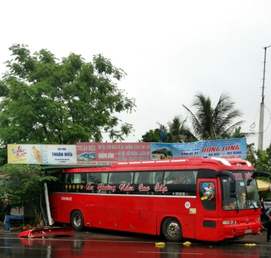 Xe khách lao vào nhà dân, hơn 30 người hoảng loạn kêu cứu - Ảnh 3.