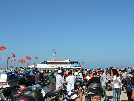 Hàng ngàn khách du lịch chật vật rời đảo Lý Sơn - Ảnh 3.