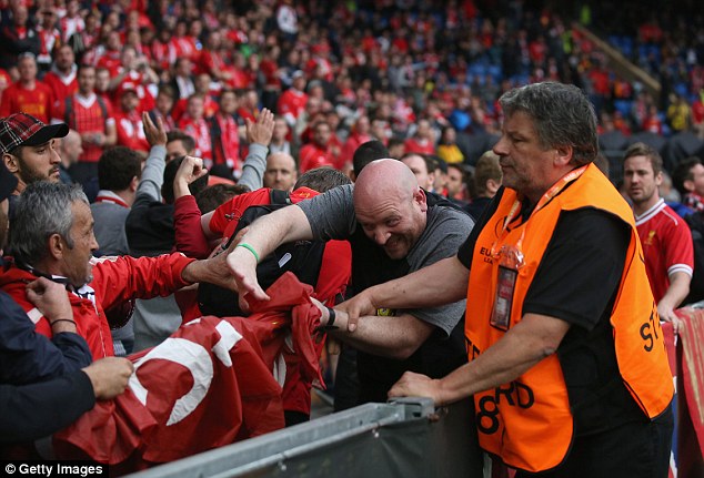 CĐV Liverpool và Sevilla choảng nhau dữ dội trên khán đài - Ảnh 4.