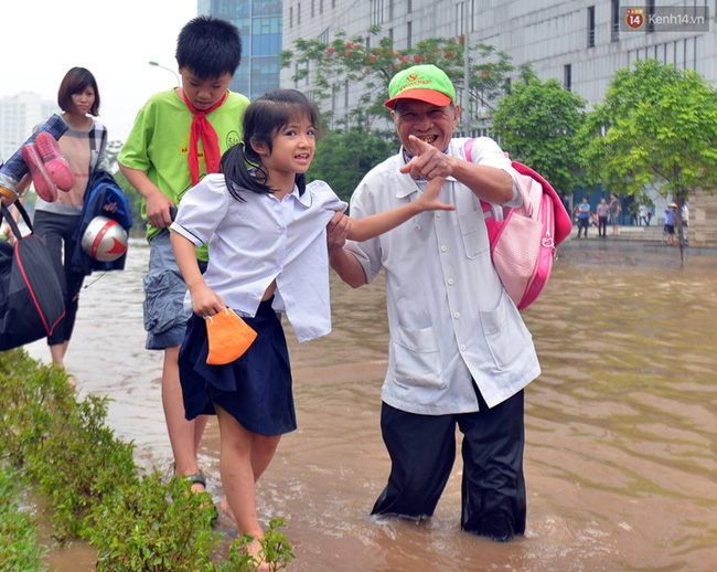 Khoảnh khắc đẹp nhất ngày mưa: Cô gái Hà Nội dừng xe, mặc áo mưa cho cụ bà trong cơn dông - Ảnh 6.