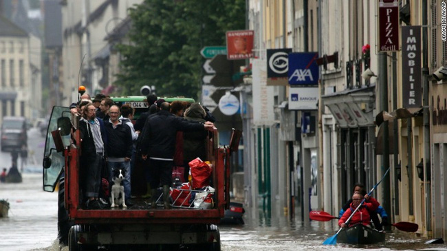Paris chìm trong trận lụt lớn nhất 100 năm qua - Ảnh 3.