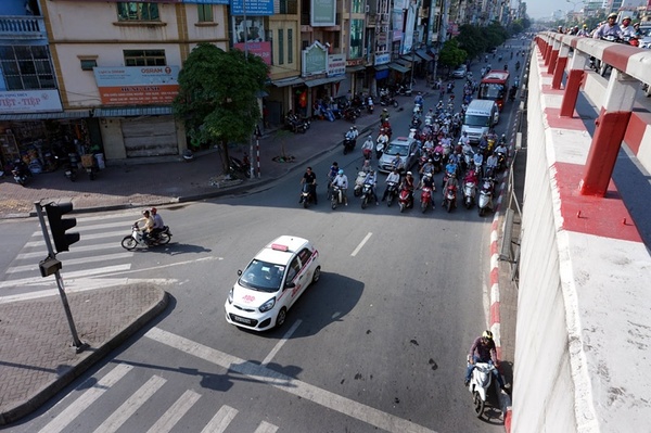 Tranh cãi về ý tưởng làm giàn chống nắng ở nơi... dừng đèn đỏ - Ảnh 3.