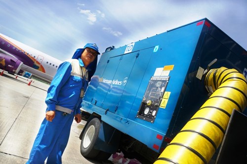 Cảm thương c&ocirc;ng nh&acirc;n l&agrave;m việc dưới nắng như thi&ecirc;u ở s&acirc;n bay - Ảnh 3.