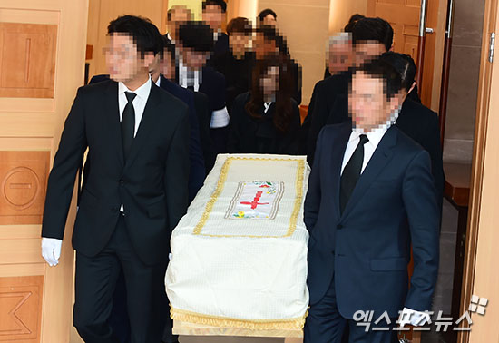 Nghẹn lòng trước những hình ảnh trong đám tang nam diễn viên Kim Sung Min - Ảnh 9.