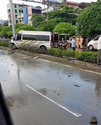 Xe khách tan nát vì tông cột điện, 8 người nguy kịch - Ảnh 3.