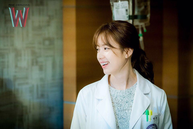 Suzy và Han Hyo Joo: Em “đơ toàn tập”, chị “cố quá thành quá cố” - Ảnh 5.