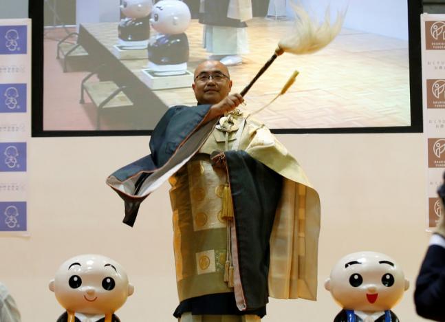Đã tìm ra nhà sư đẹp trai nhất Nhật Bản trong cuộc thi sắc đẹp tại hội chợ ma chay - Ảnh 2.