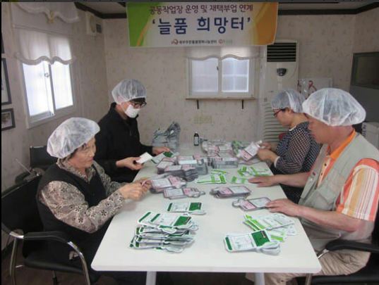Hàn Quốc: Cận cảnh quy trình làm mặt nạ dưỡng da bẩn khiến nhiều người rùng mình - Ảnh 3. Hàn Quốc: Cận cảnh quy trình làm mặt nạ dưỡng da bẩn khiến nhiều người rùng mình - Ảnh 3.