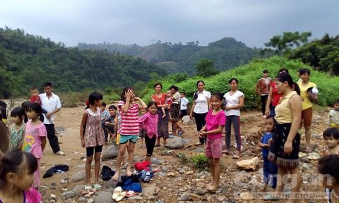 Ngày khai giảng, giáo viên vất vả cõng học sinh qua sông - Ảnh 3.