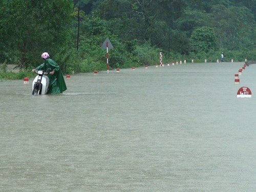 Quảng Bình ngập nặng, lũ cuốn 1 người chết - Ảnh 4.