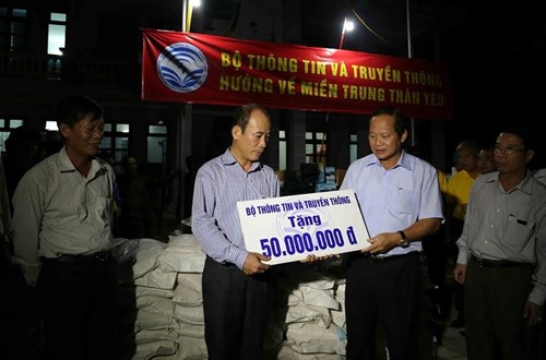 Bộ trưởng Trương Minh Tuấn trao 100 tấn gạo, hơn 1 tỷ đồng cho người dân vùng lũ - Ảnh 4.