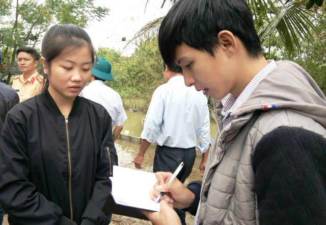 Học sinh thả b&aacute;nh sinh nhật xuống d&ograve;ng nước lũ để t&igrave;m bạn mất t&iacute;ch - Ảnh 4.