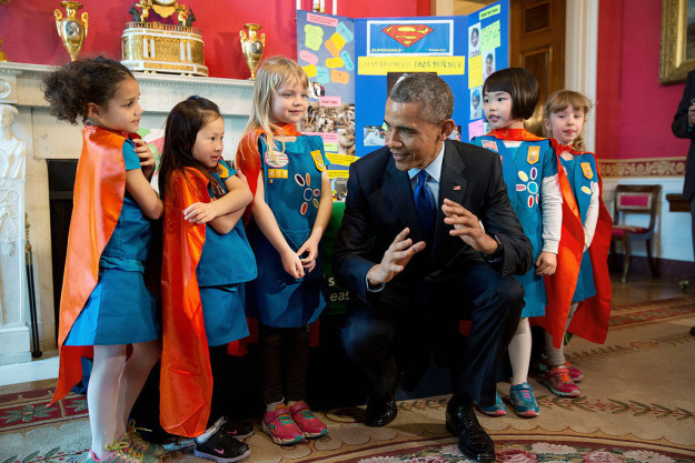 Khoảnh khắc hóm hỉnh khi Tổng thống Barack Obama và Donald Trump chơi với trẻ nhỏ - Ảnh 7.