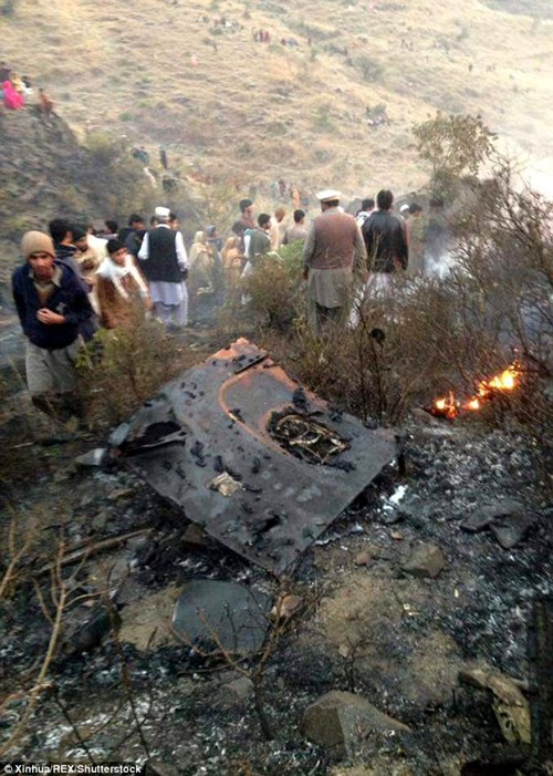 Tìm thấy 36 thi thể sau vụ rơi máy bay kinh hoàng ở Pakistan - Ảnh 4.