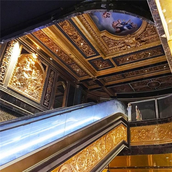  Ngỡ ngàng nhan sắc lệch pha của vợ chồng tỷ phú giàu nhất Macau - Ảnh 4.