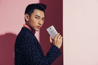 Ho&agrave;ng tử Isaac ch&agrave;o gi&aacute;ng sinh bằng bộ h&igrave;nh ngọt ng&agrave;o cực hấp dẫn - Ảnh 4.