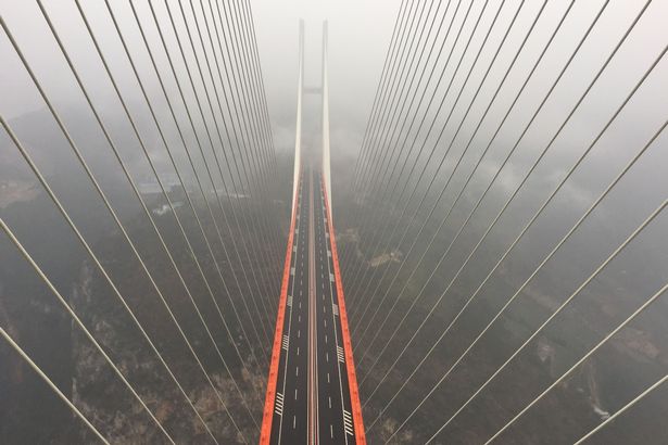 Nếu sợ độ cao, tốt nhất bạn đừng nên thử đi qua cây cầu cao nhất thế giới ở Trung Quốc này! - Ảnh 3.