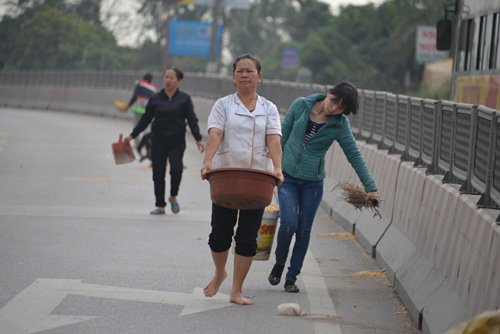 Hình ảnh đẹp: CSGT cùng dân gom ngô cho chủ xe gặp nạn - Ảnh 4.