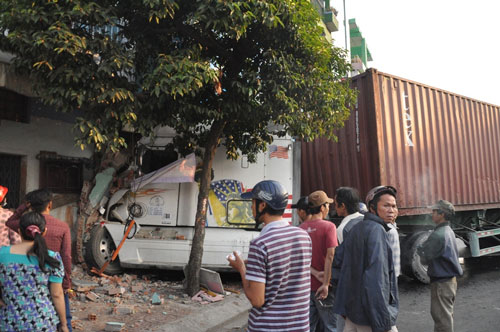 Xe container lao vào nhà dân ở Sài Gòn, nhiều người thoát chết - Ảnh 3.