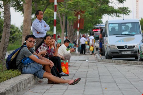 Bị cấm trong trung t&acirc;m, xe kh&aacute;ch dạt ra v&ugrave;ng ven đ&oacute;n kh&aacute;ch - Ảnh 4.