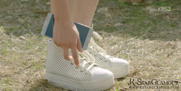 Giày sneaker trắng hơn 8 triệu của Song Hye Kyo không còn hàng mà bán - Ảnh 4.