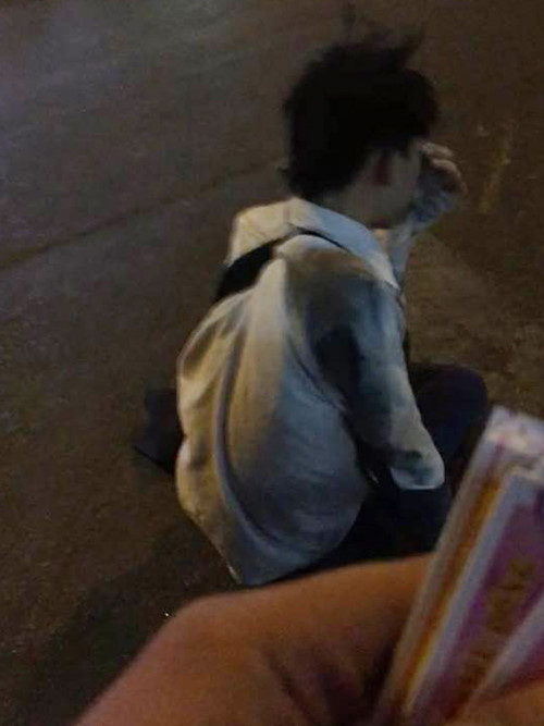 Lật tẩy m&agrave;n giả cụt ch&acirc;n b&aacute;n v&eacute; số, xin tiền ở chợ Bến Th&agrave;nh - Ảnh 5.